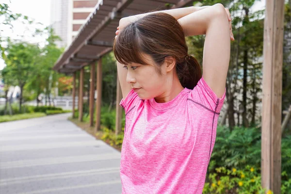 Portret Sportowej Azjatki Rozciągającej Się Przed Joggingiem Letnim Parku — Zdjęcie stockowe