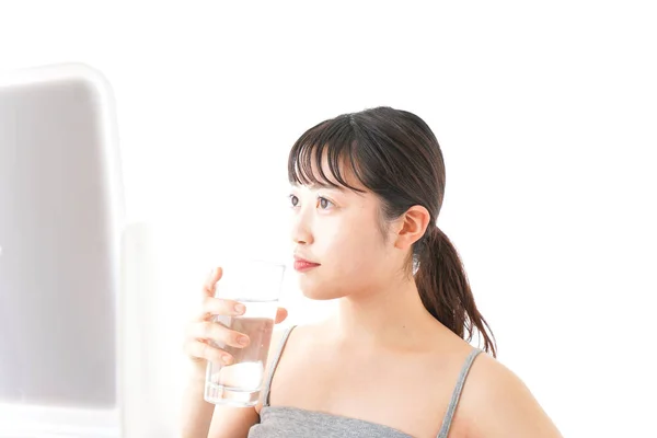 Retrato Mujer Joven Asiática Bebiendo Agua Aislada Sobre Fondo Blanco —  Fotos de Stock