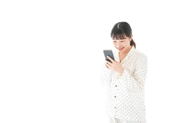 Mujer Joven Asiática Pijama Usando Teléfono Móvil Aislada Sobre Fondo — Foto de Stock