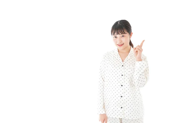 Beyaz Bir Arka Planda Yalnız Başına Pijamalı Asyalı Genç Bir — Stok fotoğraf