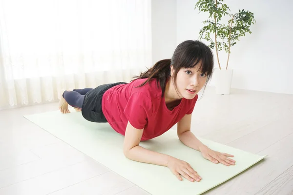 Portrait Sporty Asian Woman Exercising Home — Stock Photo, Image