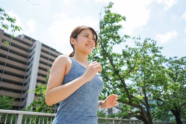 Portrét Sportovní Asijské Ženy Jogging Letním Parku — Stock fotografie
