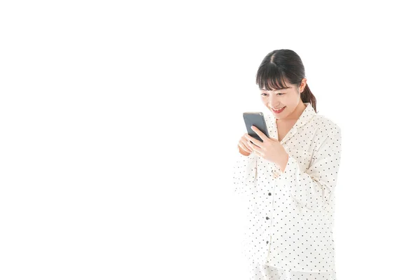 Asiática Jovem Mulher Pijama Usando Telefone Celular Isolado Fundo Branco — Fotografia de Stock