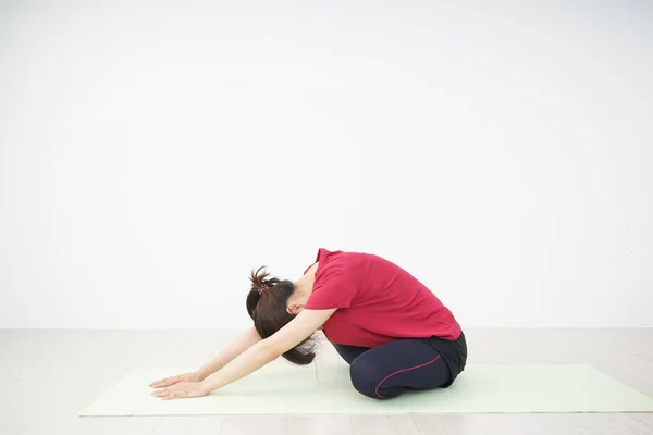 Portrait Sporty Asian Woman Stretching Home — Stock Photo, Image