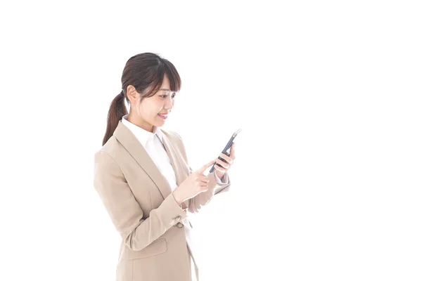 Azjatycki Bizneswoman Pomocą Telefon Komórkowy Izolowane Białym Tle — Zdjęcie stockowe