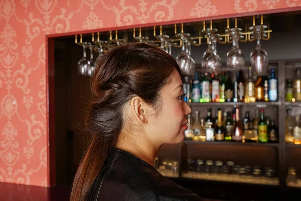 Portret Van Jonge Aziatische Vrouw Bar — Stockfoto