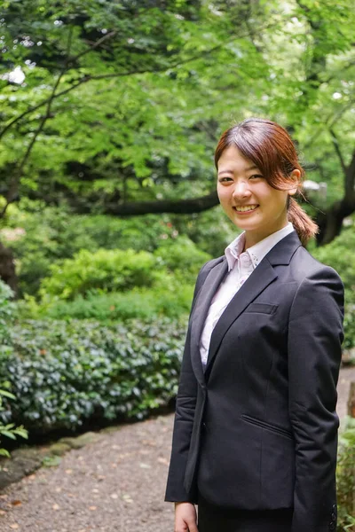 Portret Van Aziatische Zakenvrouw Park — Stockfoto