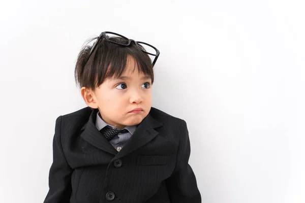 Liten Pojke Bär Kostym Poserar Studio Vit Bakgrund — Stockfoto