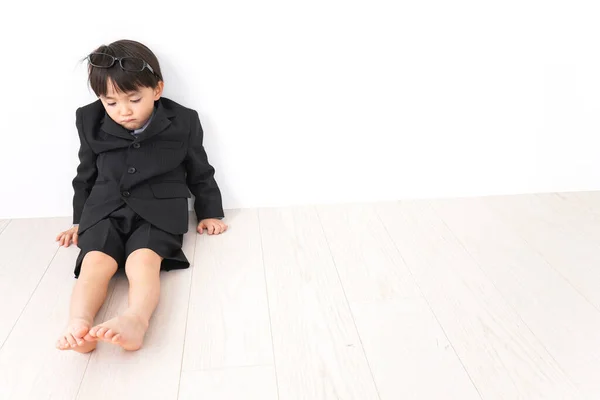 Stüdyoda Beyaz Arka Planda Poz Veren Takım Elbiseli Küçük Çocuk — Stok fotoğraf