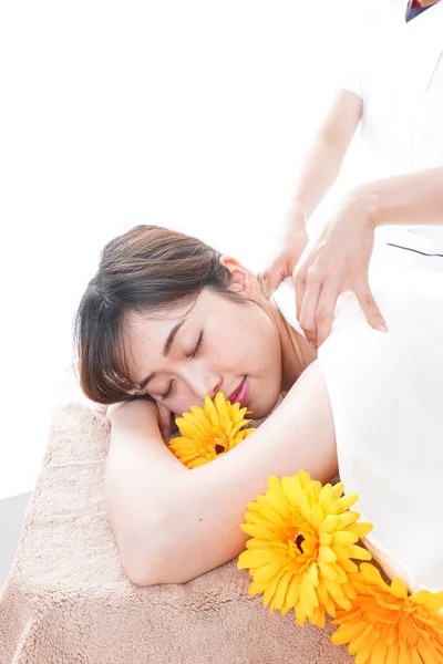 Ung Vacker Kvinna Som Får Massage Spa Salong — Stockfoto