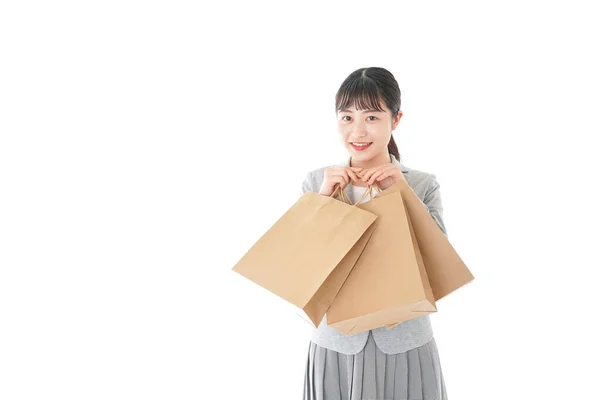 Ευτυχισμένη Ασιάτισσα Γυναίκα Τσάντες Ψώνια Απομονωμένη Λευκό Φόντο — Φωτογραφία Αρχείου