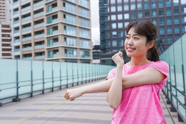 Ritratto Della Donna Asiatica Sportiva Che Esercita Città — Foto Stock