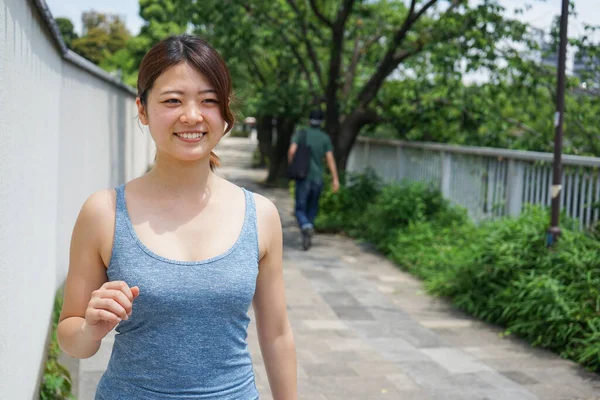 夏の公園でスポーティなアジア女性のジョギングの肖像 — ストック写真