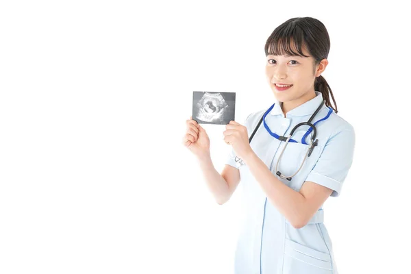 Jovem Asiático Feminino Médico Mostrando Ultra Som Imagem Bebê Isolado — Fotografia de Stock