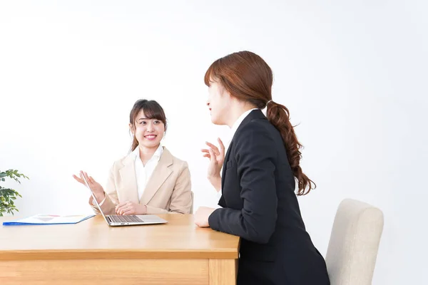 Duas Jovens Empresárias Asiáticas Discutindo Trabalho Escritório — Fotografia de Stock