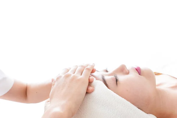 Giovane Bella Donna Che Riceve Massaggio Facciale Salone Spa — Foto Stock