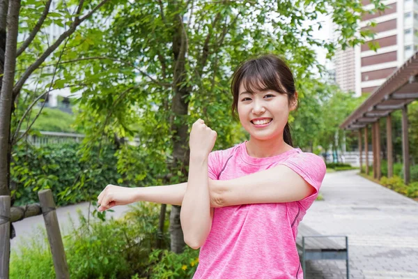 Retrato Mujer Asiática Deportiva Haciendo Ejercicio Parque Verano — Foto de Stock