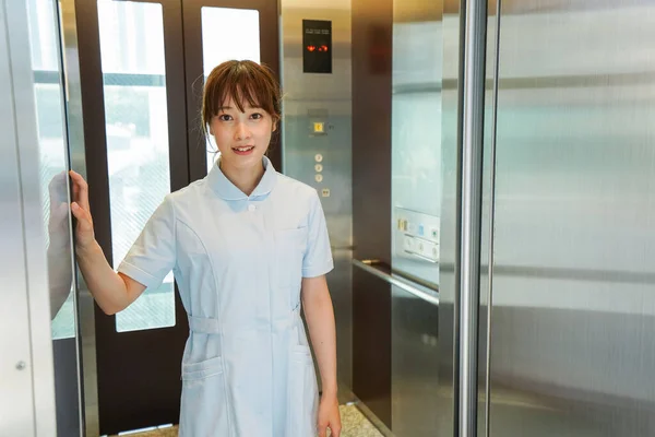 Asansördeki Asyalı Kadın — Stok fotoğraf