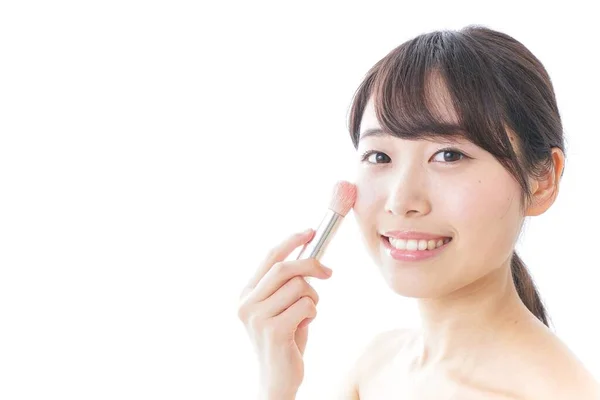 Retrato Mujer Joven Asiática Aplicando Rubor Con Cepillo Maquillaje Aislado —  Fotos de Stock