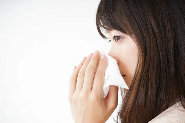 Joven Asiático Mujer Estornudo Aislado Blanco Fondo —  Fotos de Stock