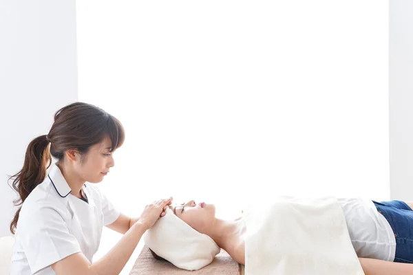 Jong Mooi Vrouw Ontvangst Gezicht Massage Spa Salon — Stockfoto