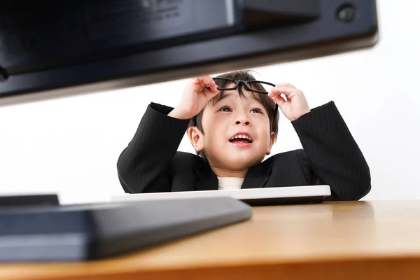 Niño Pequeño Estudiando Usando Sobremesa — Foto de Stock