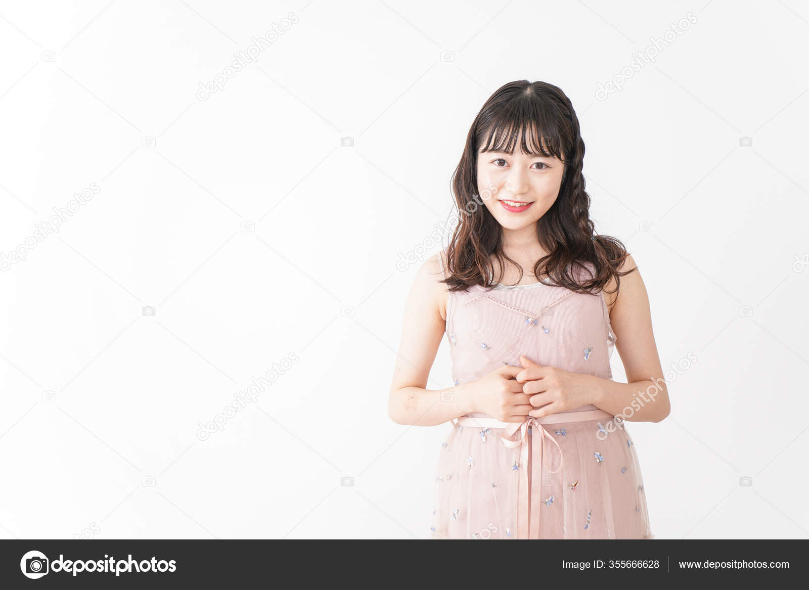 亚洲年轻女子的画像穿着粉红色衣服背景为白色孤立 图库照片 C Maroke