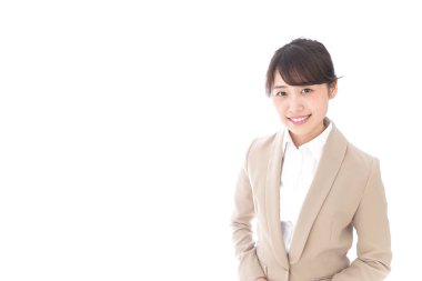 Beyaz arka planda izole edilmiş gülümseyen Asyalı iş kadını