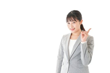 Asyalı iş kadını beyaz arka planda izole edilmiş