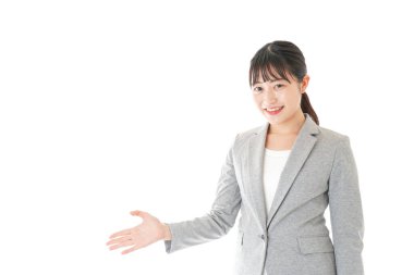 Asyalı iş kadını beyaz arka planda izole edilmiş