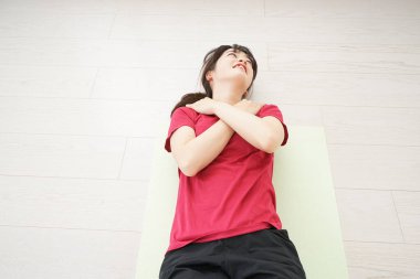 Spor yapan Asyalı kadın portresi.