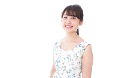 Beyaz arka planda izole edilmiş güzel bir Asyalı kadının portresi.