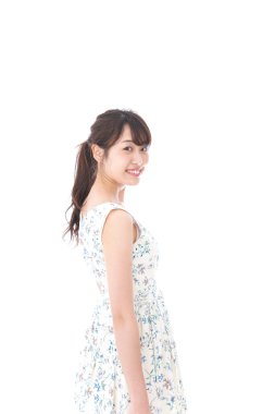 Beyaz arka planda izole edilmiş güzel bir Asyalı kadının portresi.