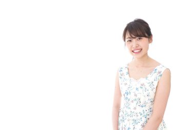 Beyaz arka planda izole edilmiş güzel bir Asyalı kadının portresi.