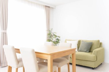 Rahat kanepesi, masası ve sandalyeleri olan modern bir oturma odasının iç tasarımı. 