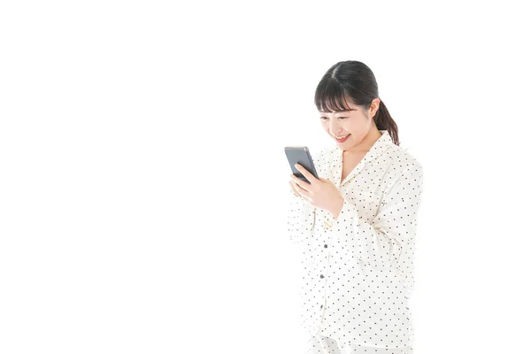 Asiatisk Ung Kvinna Pyjamas Med Mobiltelefon Isolerad Vit Bakgrund — Stockfoto