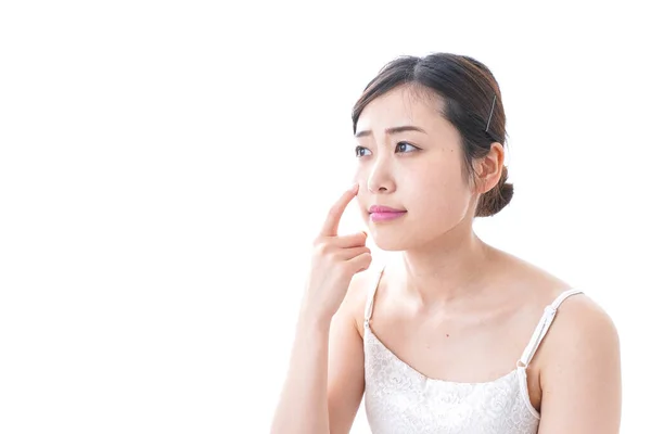 Retrato Mujer Joven Asiática Mirando Espejo Tocando Piel — Foto de Stock