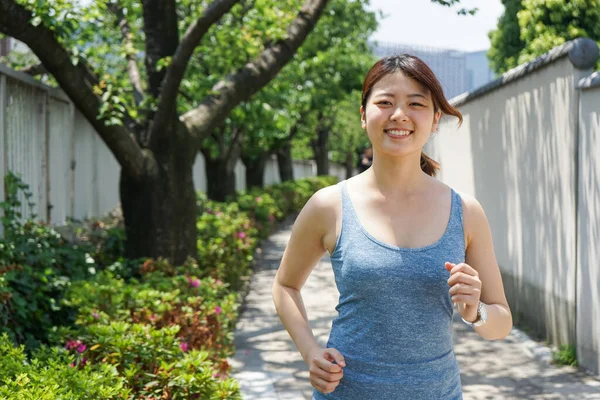 Portret Van Sportieve Aziatische Vrouw Joggen Zomer Park — Stockfoto