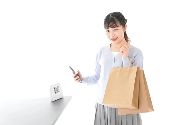 白い背景で隔離されたショッピングバッグを持つ幸せなアジアの女性 — ストック写真