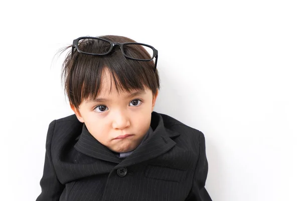 Traje Niño Pequeño Con Traje Estudio Sobre Fondo Blanco — Foto de Stock