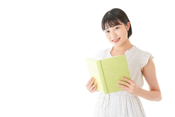 Beyaz arka planda izole edilmiş kitap okuyan Asyalı genç kadın portresi