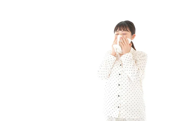 Asiática Jovem Mulher Pijama Que Sofre Gripe Isolada Fundo Branco — Fotografia de Stock
