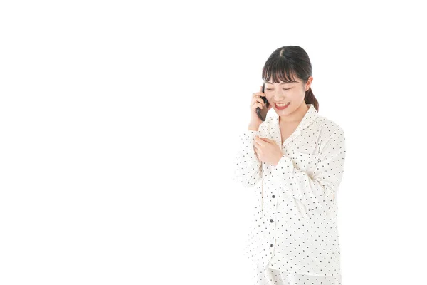 Asiatique Jeune Femme Pyjama Parler Téléphone Isolé Sur Fond Blanc — Photo