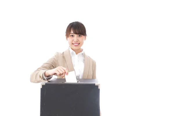 Азиатская Предпринимательница Роняет Свой Бюллетень Коробке Изолированы Белом Фоне — стоковое фото