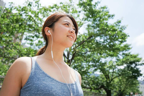 Retrato Mujer Asiática Deportiva Escuchando Música Trotando Parque Verano —  Fotos de Stock