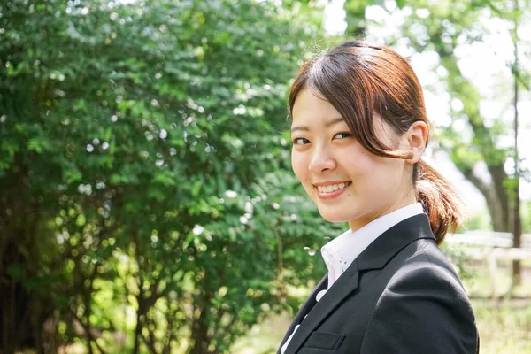 Portret Van Aziatische Zakenvrouw Park — Stockfoto