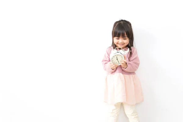 Küçük Kız Çalar Saati Tutuyor — Stok fotoğraf