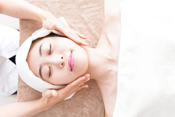 Joven Hermosa Mujer Recibiendo Masaje Facial Salón Spa — Foto de Stock