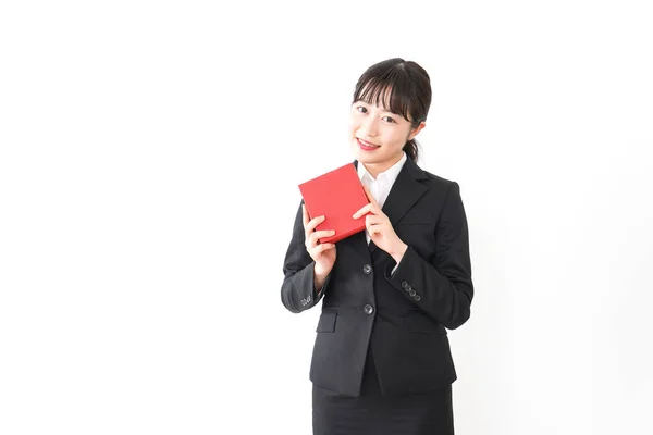 Portret Van Aziatische Jonge Zakenvrouw Zwart Pak Met Een Geschenk — Stockfoto