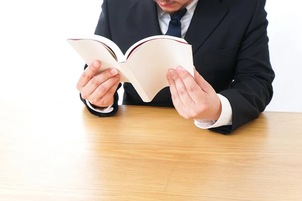 Hombre Negocios Leyendo Libro Oficina — Foto de Stock